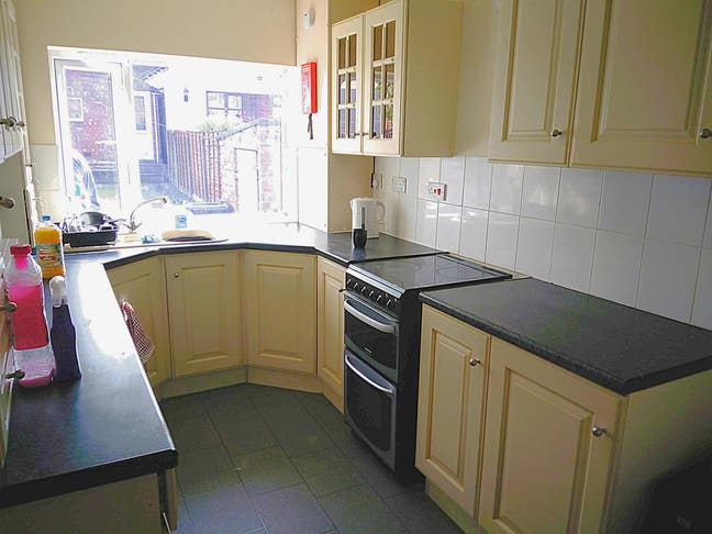 Great Barr Shared House . DSS Only - Shops 5 mins Main Photo