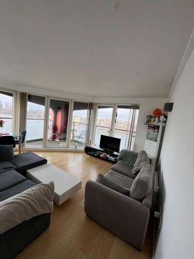 Female Flat | Canary Wharf | Water View Apartment Main Photo