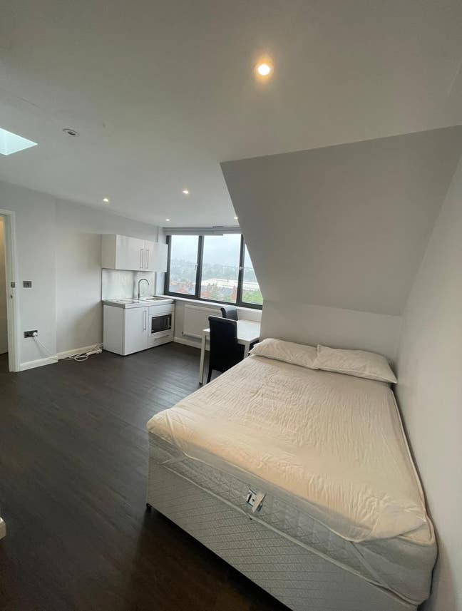 Studio Flat to rent in Cricklewood Main Photo