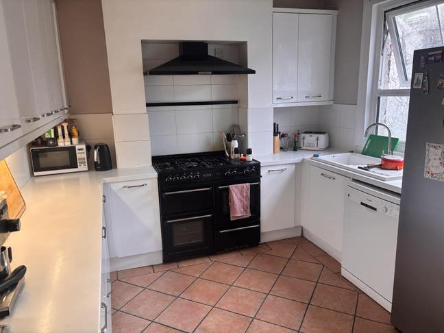 Spacious 4 bed House with office space Main Photo