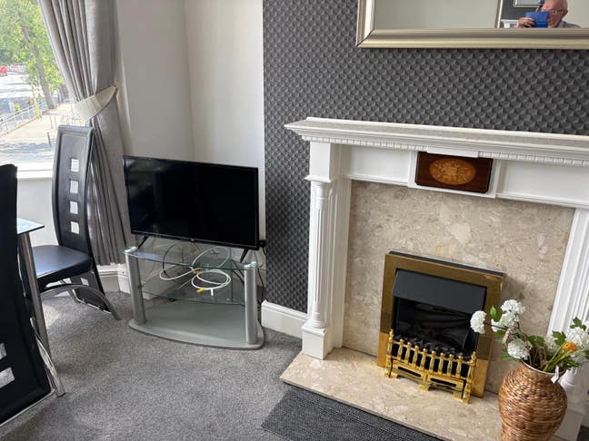 Room to rent in 3 bed flat Main Photo