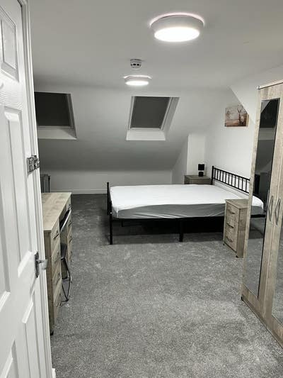 Huge Loft Ensuite Room  - All Bills Included Main Photo