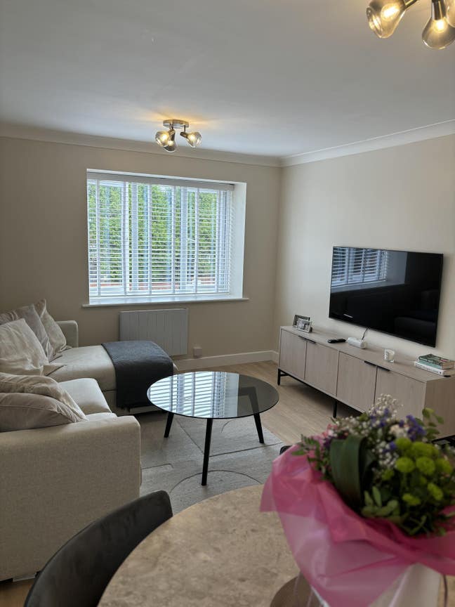 Amazing 2-bedroom Apartment in Leafy Pinner HA5 Main Photo
