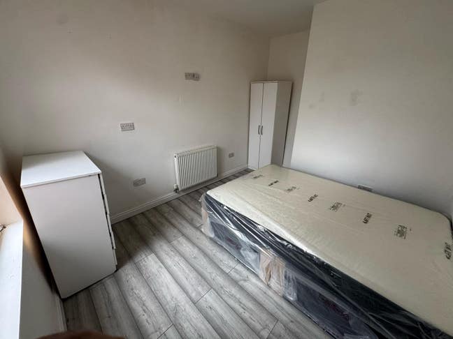 Modern furnished rooms available, all bills includ Main Photo