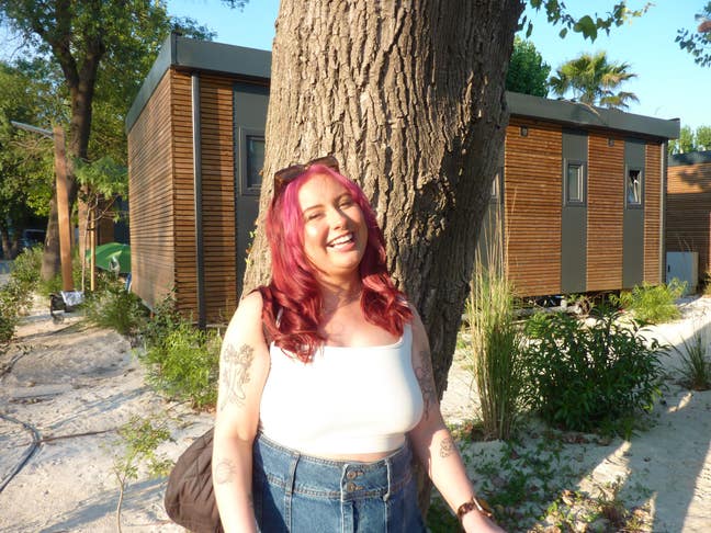 26, Irish, comes with a very cute cat!!  Main Photo