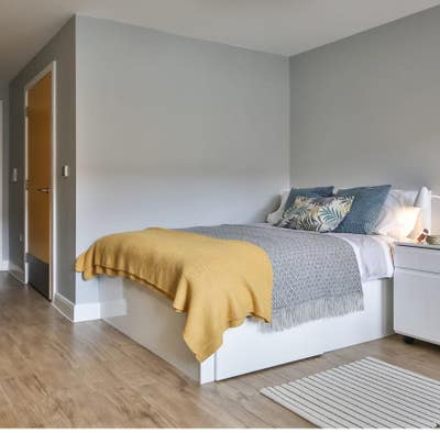 Lovely spacious double room,own bathroom&free gym Main Photo