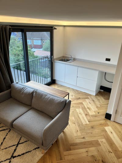 Self contained one bed flat in a family home Main Photo