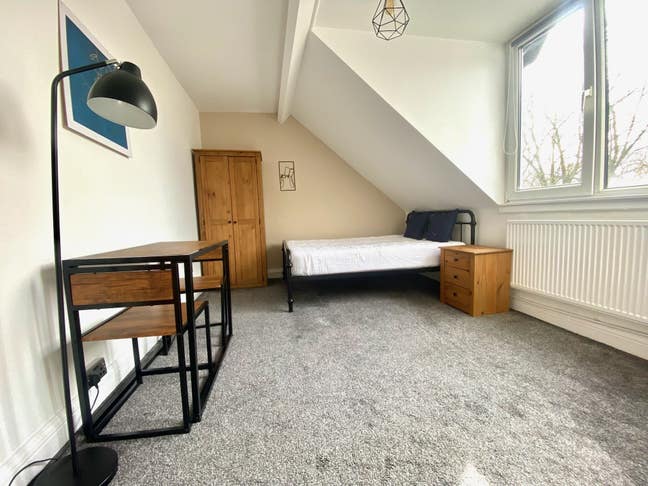 Large room - 10 mins walk to city centre  Main Photo