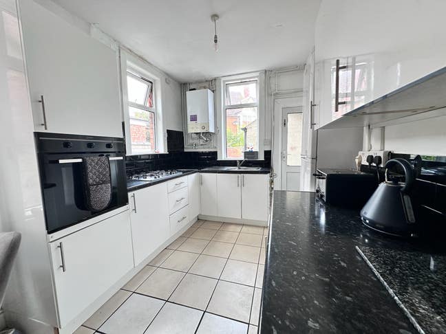 Large room - 10 mins walk to city centre  Main Photo