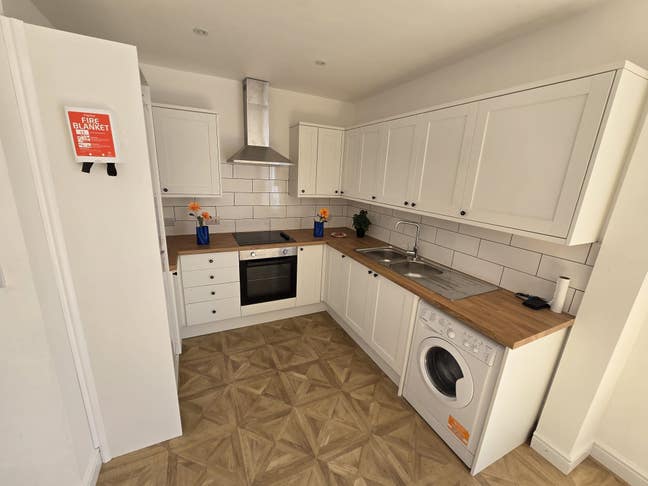 Newly refurbished, luxury bedrooms! Prime location Main Photo