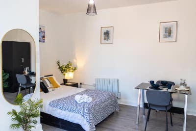 Spacious Studio Meadowhall with separate Kitchen Main Photo