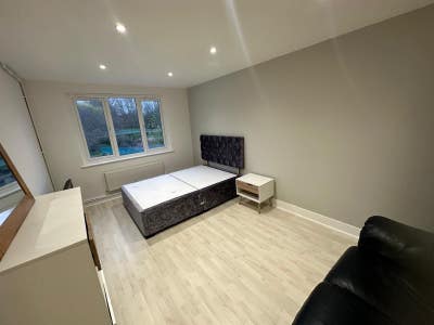 Delightful rooms in this modern apartment. Main Photo