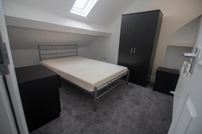 1 Single Room Available in 6 Bed House! Main Photo