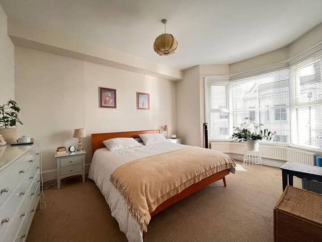 Room available Mon-Fri from Sept 1st Main Photo