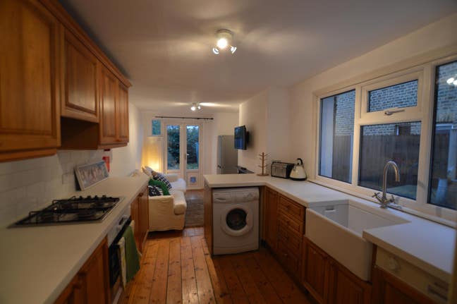 Refurbed GF Double Rm - 1 week deposit!! Main Photo