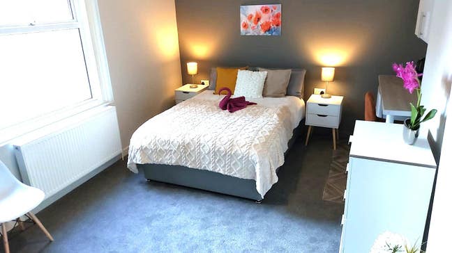 Ensuite Room with parking, close to college  Main Photo