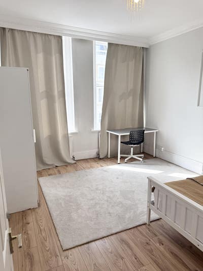 Two bed flat to rent in Kensington Main Photo