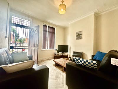🏡Dont Miss Out! Spacious 4 Bed in Hyde Park!🏡 Main Photo