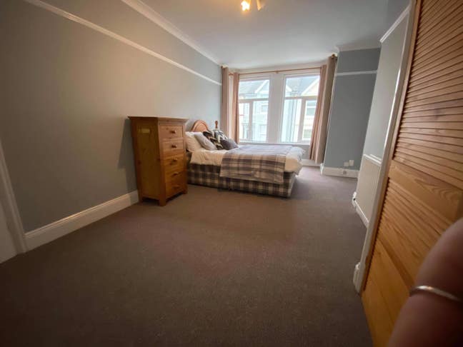 Large Double Room - Hillside Ave Main Photo