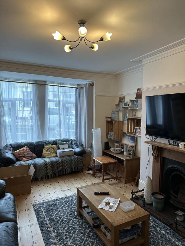 Large Bright Double Room- Hillside Ave Main Photo