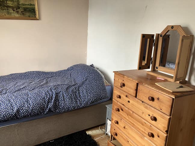 Room to rent shared house available now Main Photo