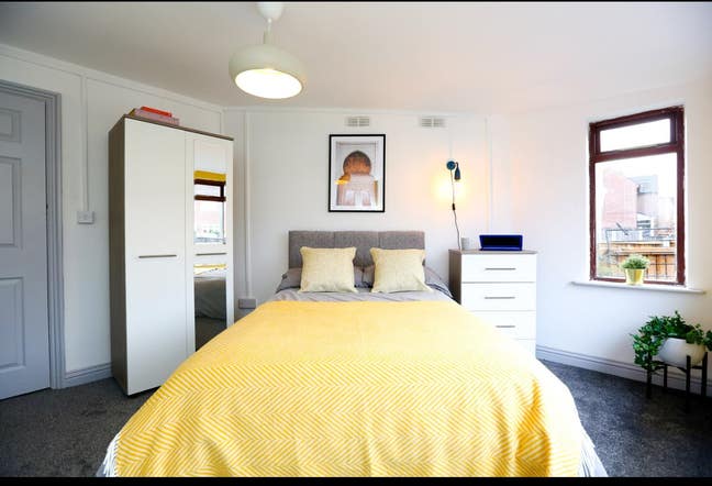 Good sized Double rm avail. Sept 2nd close to City Main Photo