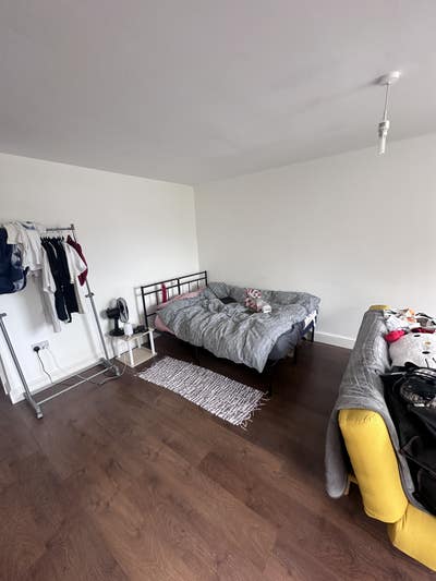 Spacious one bed flat minutes from the sea Main Photo