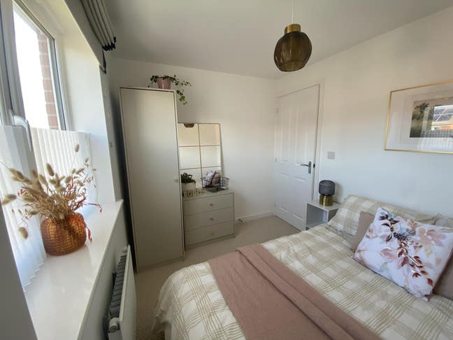 3 Bed Semi Detatched House with Parking & Garden Main Photo