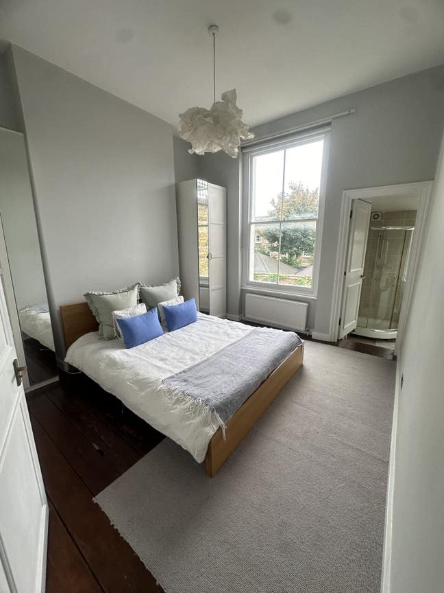 1 bedroom first floor flat with ensuite Main Photo