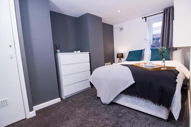 **Gorgeous All Girls House with Double Available Main Photo