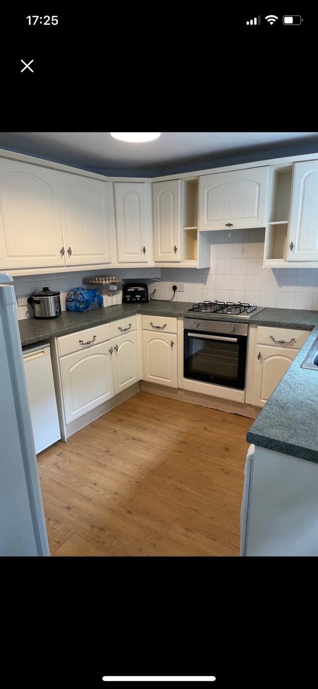 1 Room Available, short let considered Main Photo