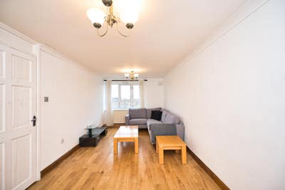 Gorgeous 2 Bed Apartment near Mile End - Bow E3 Main Photo