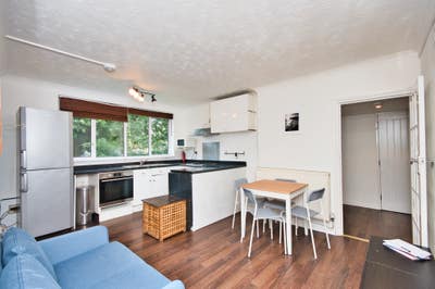Spacious 3 Bed Flat with Garden Crossharbour E14 Main Photo