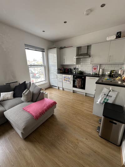 Spacious Two-Bed Flat  Main Photo