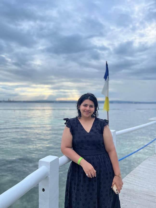 I am a female professional aged 23. I am look... Main Photo