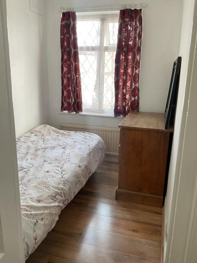 Furnished Single Room – Great Location Main Photo