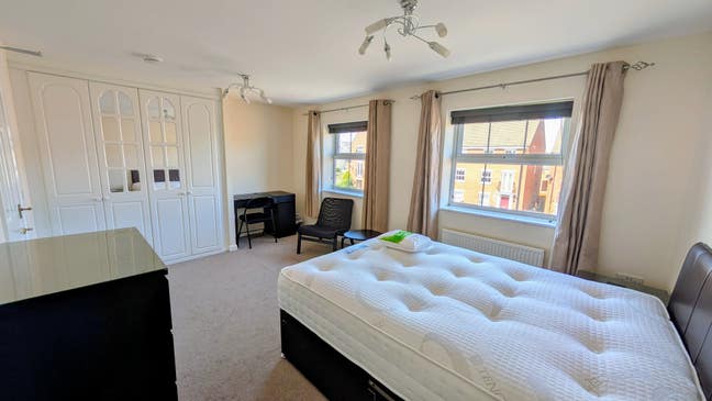 Lovely large En-Suite Room In Executive Home  Main Photo