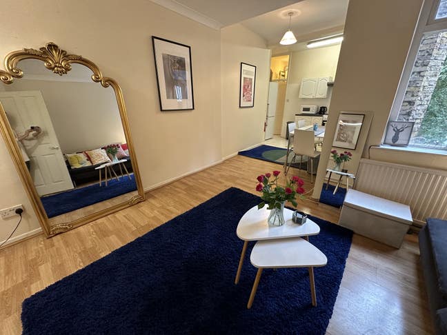 2 bedrooms-Huge living room-3m Holborn-30.08& 6.09 Main Photo