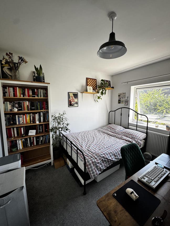 Bedroom in four bed semi-detached in Wapping Main Photo