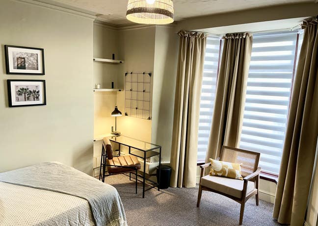 Stunning Room! – Perfect for a Professional ✅ Main Photo