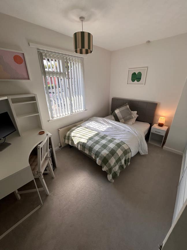 Spacious, Cosy Bedroom with Workspace Main Photo