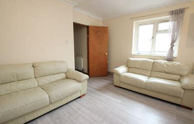 Newly Refurbished Four-Bedroom Flat in Reading Main Photo