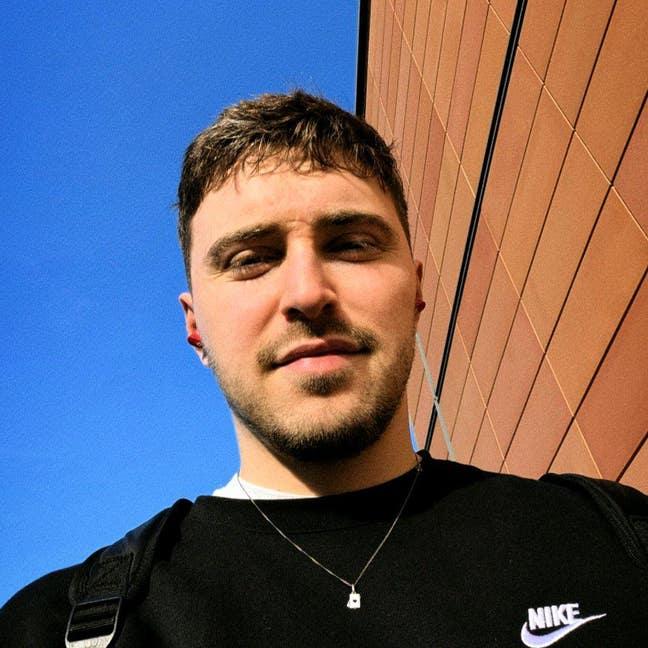 Professional Male seeks a double room Main Photo