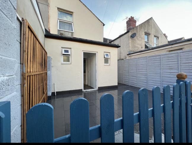 5 bedrooms house  Main Photo