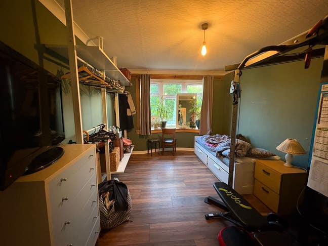 Double room in garden flat  Main Photo