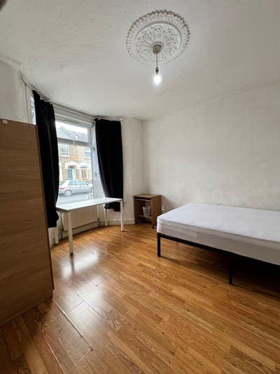 Spacious Double Room for Single Occupancy Main Photo