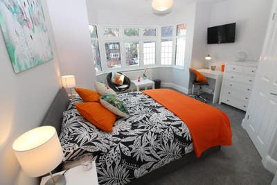 Large en-suite room in detached house with drive Main Photo