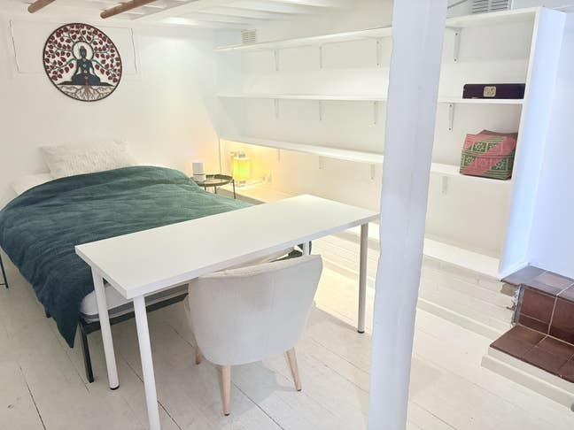Large Room in the middle of Shere Main Photo