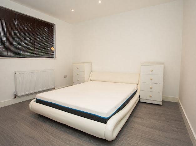 New Malden: Large En-Suite Room to Rent  Main Photo