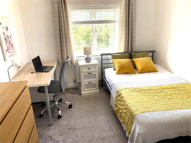 Light & Bright Dble Room, 2 windows & Good Storage Main Photo